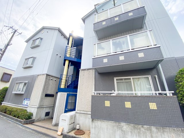 シャルマンハイツの外観