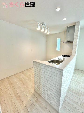 Heartful-Town 　東武西川田駅1期　２号棟のキッチン|お子様と並んで料理をしても余裕のゆとりのキッチン。お子様と一緒に料理も叶いますよ♪