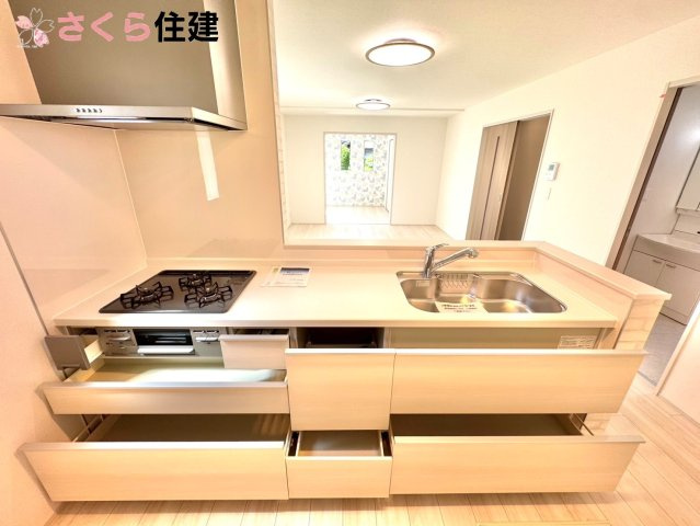 Heartful-Town 　東武西川田駅1期　２号棟のキッチン|キッチン下収納は奥まで引き出せるので、大きく屈まなくても楽に必要なものがパッと取り出せます！