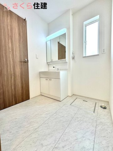 Heartful-Town 　東武西川田駅1期　２号棟の洗面所|ゆとりある広さの洗面所。両サイド収納の洗面台で、二人ならんで同時の身支度もスムーズです。