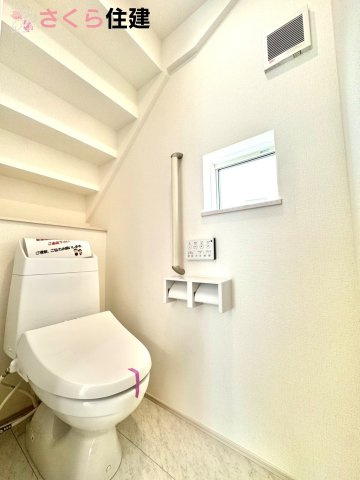 Heartful-Town 　東武西川田駅1期　２号棟のトイレ|トイレは各階完備。夜、トイレに起きても、2階の寝室から1階のトイレに降りる必要はありません。