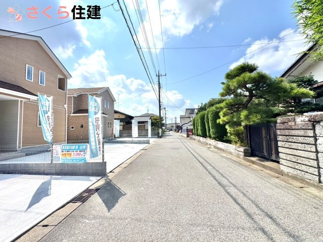 Heartful-Town 　東武西川田駅1期　２号棟の前面道路含む現地写真|前面道路西側公道5ｍ　　車通りが少ない為駐車の際慌てずにできます♪