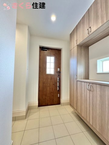 Heartful-Town 　東武西川田駅1期　２号棟の玄関|玄関がいつも片づく大型シューズボックス。お子様の靴のサイズが大きくなっていっても安心の広々スペース！