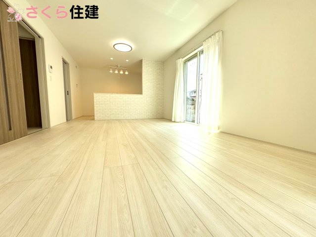 Heartful-Town 　東武西川田駅1期　２号棟の居間・リビング|16帖LDKはキッチンで家事をしながらでもお子様に一対一で向き合える時間が作れます！！