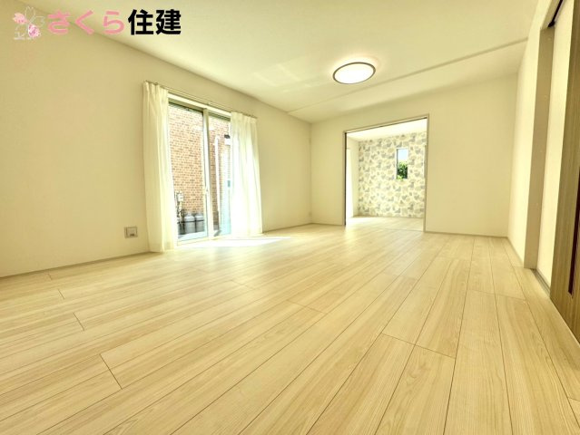 Heartful-Town 　東武西川田駅1期　２号棟の居間・リビング|広々16帖LDLは南向きで日当たり良好。ゆったりとした時間の流れる開放的なくつろぎの空間♪