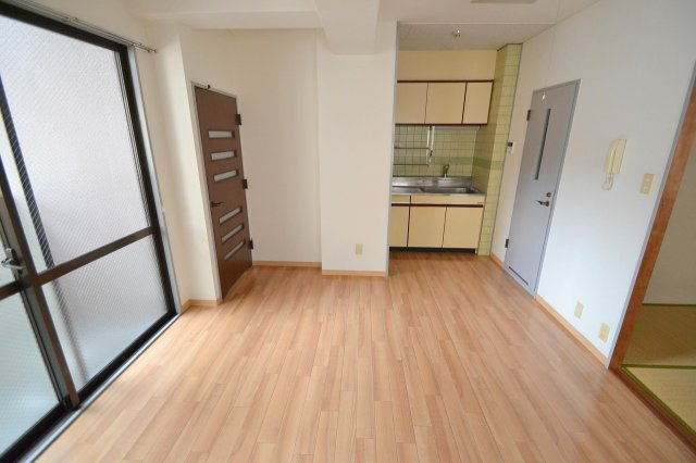 広島市中区大手町３丁目の賃貸マンションの居間・リビング