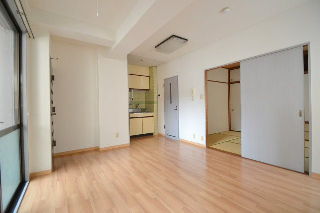 広島市中区大手町３丁目の賃貸マンションの居間・リビング