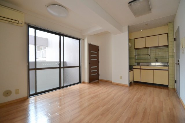 広島市中区大手町３丁目の賃貸マンションの居間・リビング