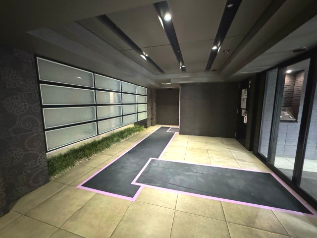 THEパームス三鷹ビバーチェのエントランス|【エントランス】
スタイリッシュな照明とモダンなデザインが映えるエントランス。重厚感と高級感があり、住まう方や来客を上品に迎え入れます。