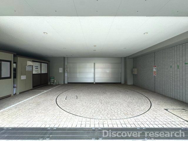THEパームス三鷹ビバーチェの駐車場|【駐車場】
駐車場は月額19,000円の利用料金で、ターンテーブル付きの屋内駐車場を提供。スムーズな入出庫が可能で、利便性の高い設備が整っています。