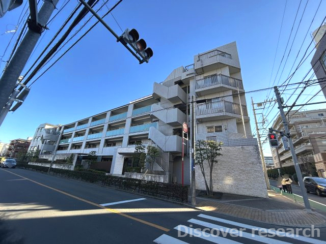 THEパームス三鷹ビバーチェの外観|【外観】
白を基調としたスタイリッシュな外観が街並みに映えるマンション。バルコニーのガラス手すりや植栽が美しさと開放感を演出しています。