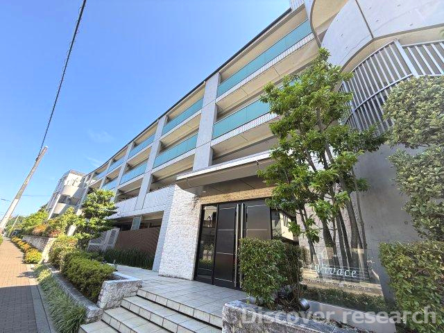 THEパームス三鷹ビバーチェの外観|【外観】
スタイリッシュな白い外壁と豊かな植栽が調和する、明るく開放感あふれる外観。閑静な住宅街に調和した、清潔感のある佇まいが印象的です。