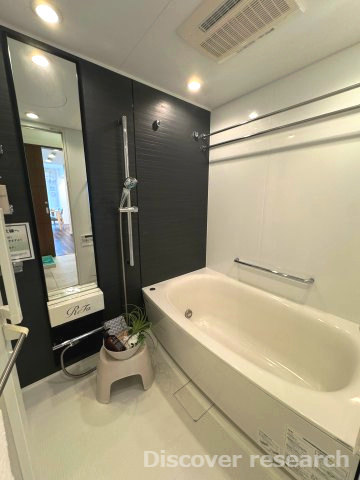 THEパームス三鷹ビバーチェの浴室|【浴室（換気乾燥機機・追焚機能付）】
換気乾燥機と追焚機能を備えた浴室は、清潔感あふれるデザインが魅力。ゆったりとしたバスタブでリラックスしたバスタイムをお過ごしいただけます。