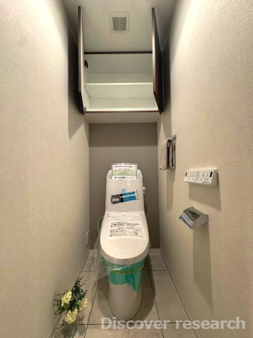 THEパームス三鷹ビバーチェのトイレ|【トイレ】
温水洗浄便座と上部収納棚を備えたトイレは、清潔感と使い勝手の良さが特徴。コンパクトながらも機能的な空間設計です。