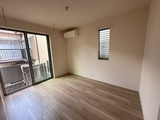 【洋室】 | ＭＡＩＳＯＮ　ＴＨＥＯＢＲＯＭＡ | 5.5帖の洋室　2面採光で風通しも良好