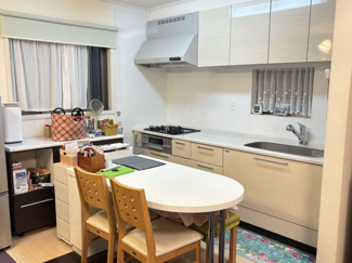 【キッチン】 | 川口市芝富士１丁目　中古戸建 | 作業スペースも十分確保されたシステムキッチンです。