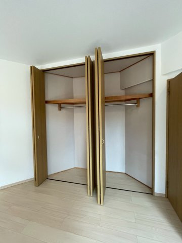 広々ルーフバルコニー付角住戸◆床暖房あり◆地下鉄東西線「椥辻」駅徒歩３分◆イーグルコート椥辻十条の収納|クローゼット