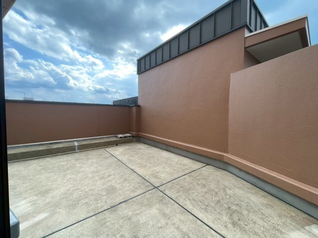 広々ルーフバルコニー付角住戸◆床暖房あり◆地下鉄東西線「椥辻」駅徒歩３分◆イーグルコート椥辻十条のバルコニー|ルーフバルコニー