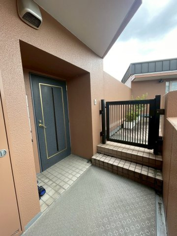 広々ルーフバルコニー付角住戸◆床暖房あり◆地下鉄東西線「椥辻」駅徒歩３分◆イーグルコート椥辻十条の玄関|玄関