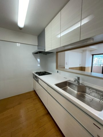 広々ルーフバルコニー付角住戸◆床暖房あり◆地下鉄東西線「椥辻」駅徒歩３分◆イーグルコート椥辻十条のキッチン|キッチン