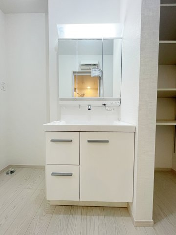 新築戸建・建売　福島市泉　清水小・清水中　ZEH水準住宅の独立洗面台|三面鏡タイプの独立洗面台で、身だしなみチェックも収納力も◎洗面まわりもすっきり清潔に保てます！