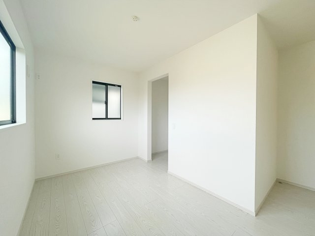 新築戸建・建売　福島市泉　清水小・清水中　ZEH水準住宅の洋室|2面採光で陽射しがたっぷり差し込む明るい洋室です！