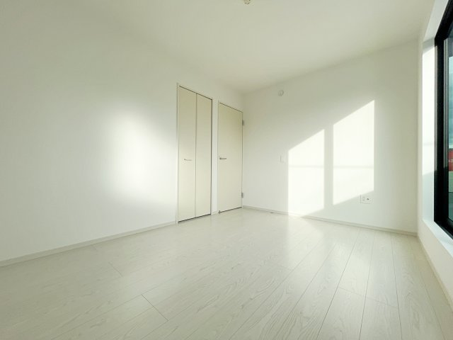 新築戸建・建売　福島市泉　清水小・清水中　ZEH水準住宅の洋室|2面採光で明るい洋室です！ホワイト基調の爽やか空間からインナーバルコニーにも出られます♪