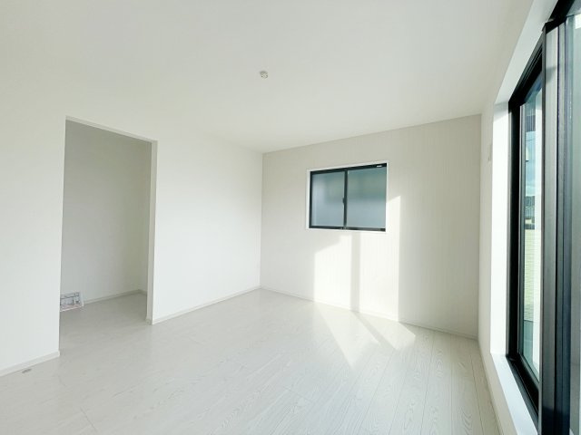 新築戸建・建売　福島市泉　清水小・清水中　ZEH水準住宅の洋室|ナチュラルな光が差し込む2面採光の洋室です！ホワイト基調で清楚感たっぷり♪