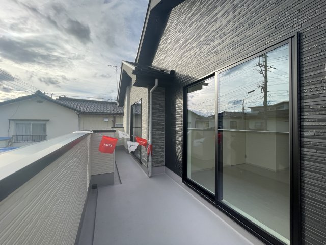 新築戸建・建売　福島市泉　清水小・清水中　ZEH水準住宅のバルコニー|2部屋を行き来できる２WAYバルコニー！