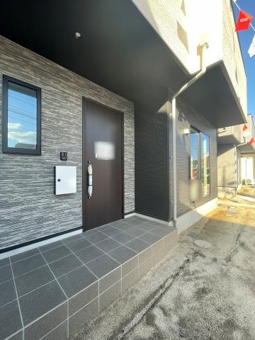 新築戸建・建売　福島市泉　清水小・清水中　ZEH水準住宅の玄関|操作も簡単なモニター付きインターフォンで、セキュリティを強化！