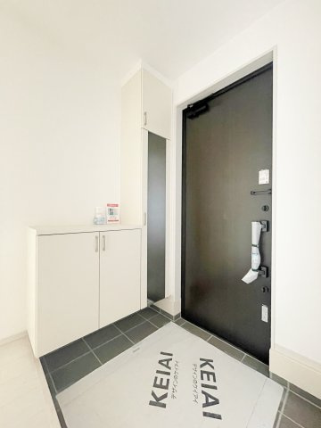 新築戸建・建売　福島市泉　清水小・清水中　ZEH水準住宅の玄関|玄関収納ミラー付きでお出掛け前に身だしなみチェックができます！