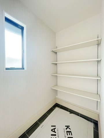 新築戸建・建売　福島市泉　清水小・清水中　ZEH水準住宅の収納|可動棚付きなので物の大きさによって高さを変えられるので便利！
