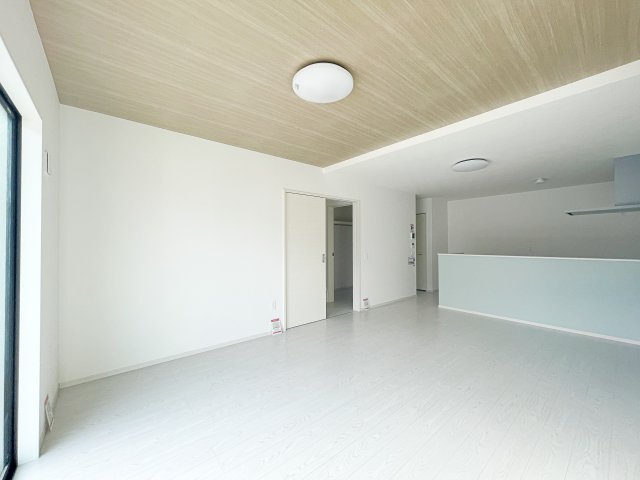 新築戸建・建売　福島市泉　清水小・清水中　ZEH水準住宅の居間・リビング|ホワイトを基調とした明るく開放的なLDKです！