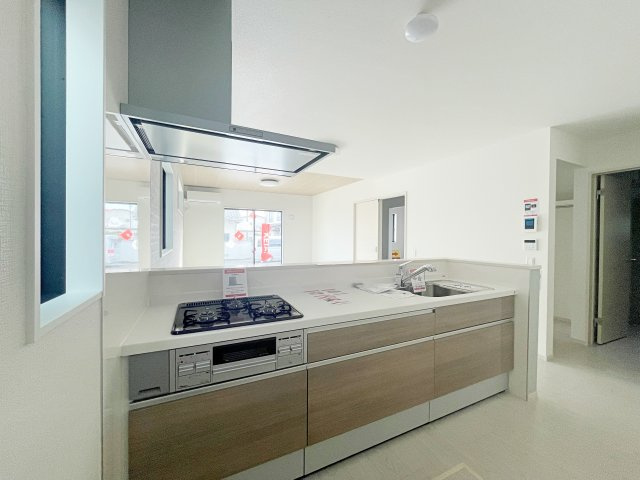 新築戸建・建売　福島市泉　清水小・清水中　ZEH水準住宅のキッチン|3口コンロなのでご飯を作りながらお弁当のおかずも作れて便利！