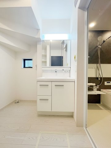 新築戸建・新築建売　福島市泉　清水小・清水中　ZEH水準住宅の独立洗面台|三面鏡タイプの独立洗面台で、身だしなみチェックも収納力も◎洗面まわりもすっきり清潔に保てます！