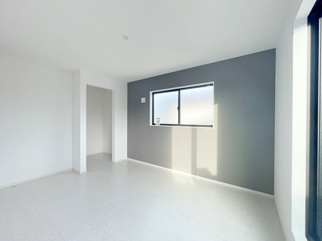 新築戸建・新築建売　福島市泉　清水小・清水中　ZEH水準住宅の洋室|アクセントクロスでオシャレを演出！インナーバルコニーへ出れます！