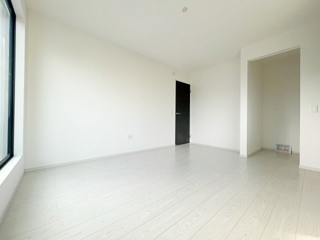 新築戸建・新築建売　福島市泉　清水小・清水中　ZEH水準住宅の洋室|ホワイトベースの爽やかな洋室！2面採光で日差しがしっかり入り、朝もすっきり目覚められます♪