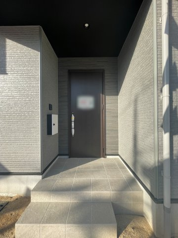 新築戸建・新築建売　福島市泉　清水小・清水中　ZEH水準住宅の玄関|奥行きがあるので雨が降っても開閉に心配ありません！