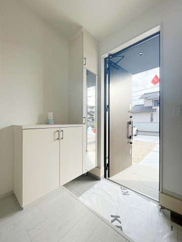 新築戸建・新築建売　福島市泉　清水小・清水中　ZEH水準住宅の玄関|玄関収納ミラー付きでお出掛け前に身だしなみチェックができます！