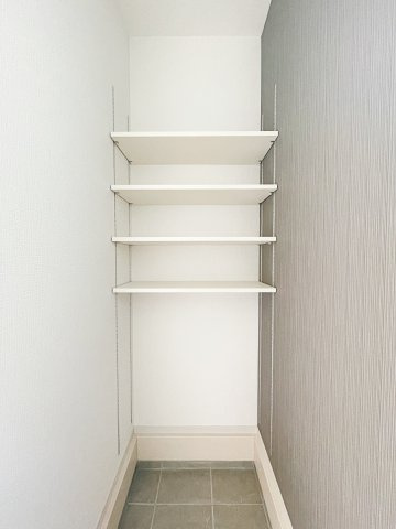 新築戸建・新築建売　福島市泉　清水小・清水中　ZEH水準住宅の収納|可動棚付きなので物の大きさによって高さを変えられるので便利！