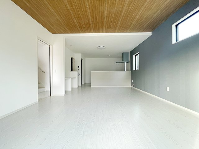 新築戸建・新築建売　福島市泉　清水小・清水中　ZEH水準住宅の居間・リビング|折上天井でリビングがより開放的に感じられます！