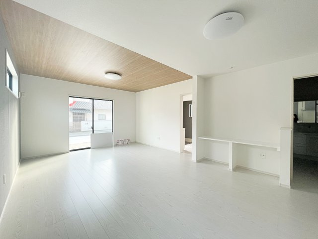 新築戸建・新築建売　福島市泉　清水小・清水中　ZEH水準住宅の居間・リビング|スタディーカウンター付きでお子様の勉強机として活用できます！