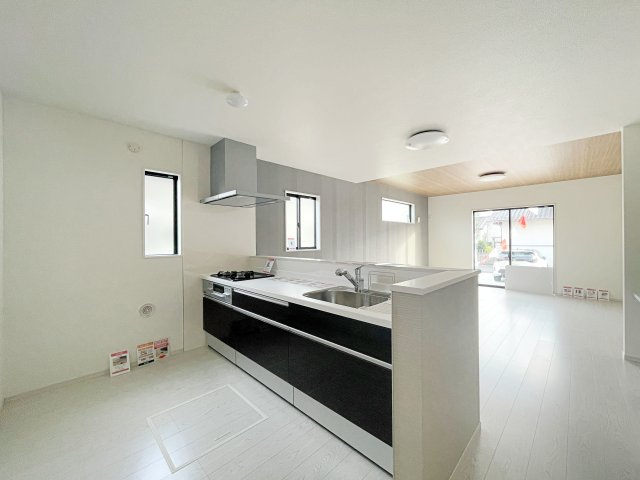 新築戸建・新築建売　福島市泉　清水小・清水中　ZEH水準住宅のキッチン|カウンター越しに会話が弾む、家族とのつながりを感じられる対面キッチンです！