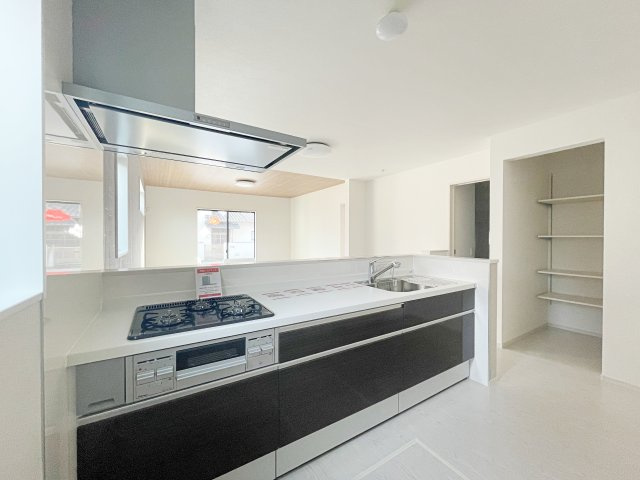 新築戸建・新築建売　福島市泉　清水小・清水中　ZEH水準住宅のキッチン|3口コンロなのでご飯を作りながらお弁当のおかずも作れて便利！