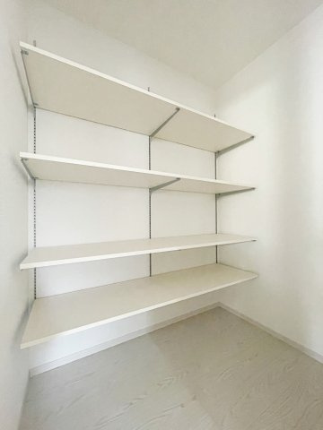 新築戸建・新築建売　福島市泉　清水小・清水中　ZEH水準住宅の収納|広々のパントリー付き！可動棚が付いているので食品ストック以外にも防災グッズなども収納可能！