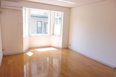 【居間・リビング】 | アヴェニール御井 | こちらのリビングで趣味の時間をお楽しみください