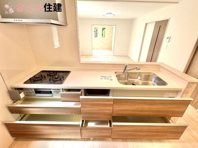 Heartful-Town 　東武西川田駅1期　３号棟のキッチン|キッチン下収納は奥まで引き出せるので、大きく屈まなくても楽に必要なものがパッと取り出せます！