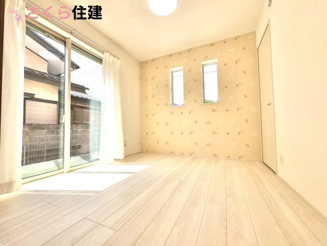 Heartful-Town 　東武西川田駅1期　３号棟の居間・リビング|リビング横の洋室は、思い切りお子様が遊べるキッズスペースにぴったり！押入はおもちゃをすっきり収納♪