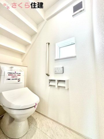 Heartful-Town 　東武西川田駅1期　３号棟のトイレ|トイレは各階完備。夜、トイレに起きても、2階の寝室から1階のトイレに降りる必要はありません。