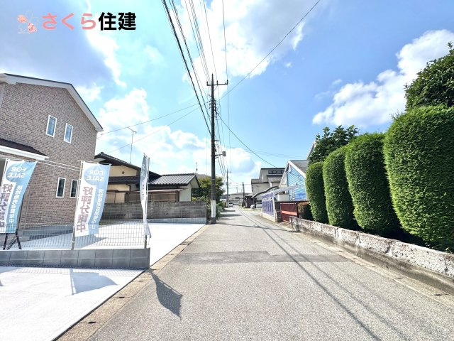 Heartful-Town 　東武西川田駅1期　３号棟の前面道路含む現地写真|前面道路西側公道5ｍ　　車通りが少ない為駐車の際慌てずにできます♪